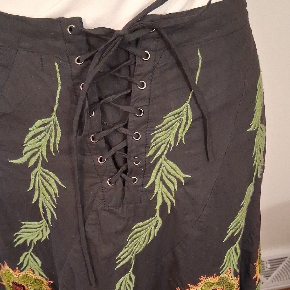 Chic Black A-Line Skirt with Floral Embroidery - Picture 3 of 5